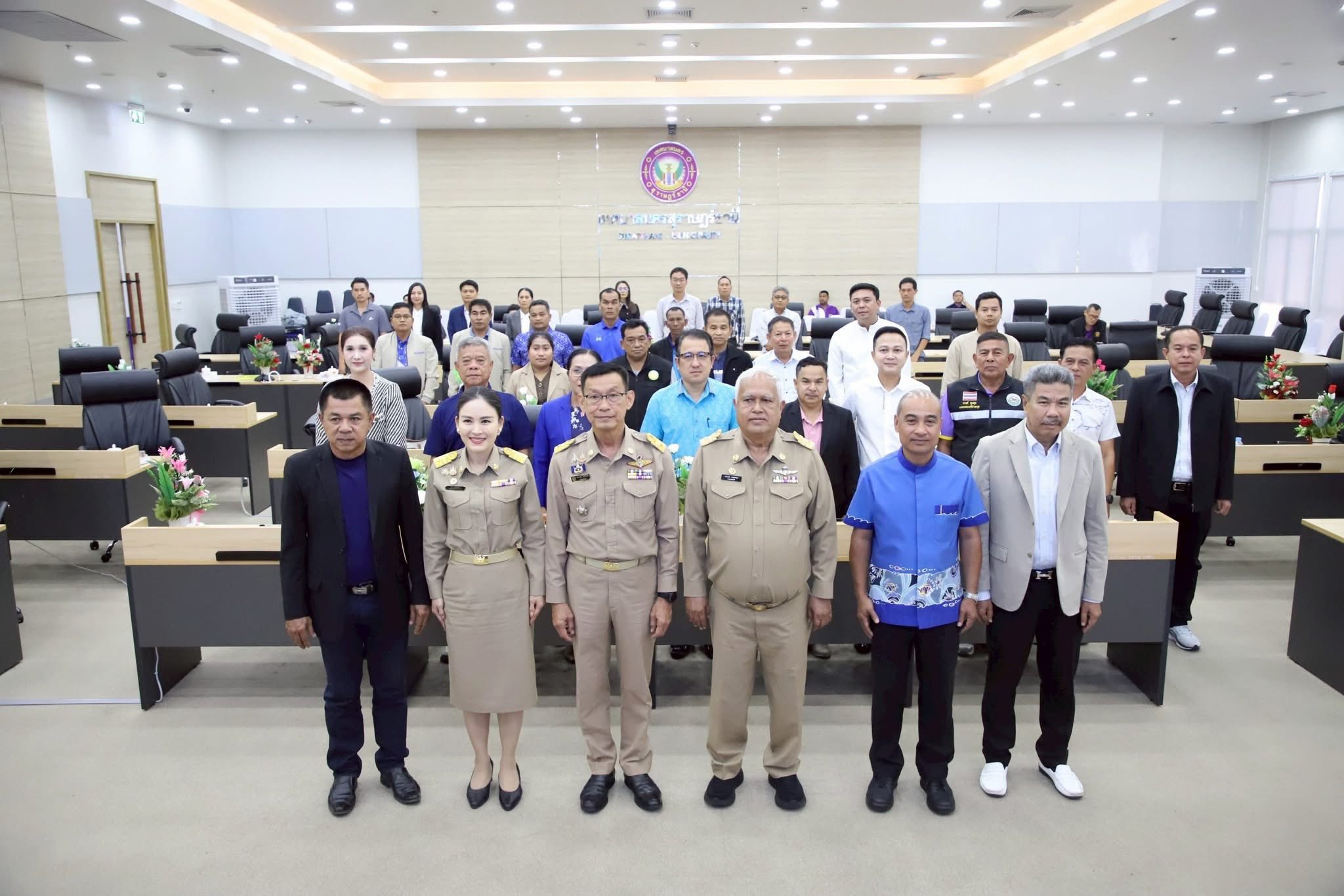 การประชุมปรึกษาหารือแนวทางการบริหารงานสันนิบาตเทศบาลจังหวัดสุราษฎร์ธานี
วันที่ 27 มิถุนายน 2568 
นายชูชัย อุดมศรีโยธินนายกเทศมนตรีตำบลช้างซ้าย ร่วมประชุม การประชุมปรึกษาหารือแนวทางการบริหารงานสันนิบาตเทศบาลจังหวัดสุราษฎร์ธานี และการกำหนดจัดโครงการอบรมพัฒนาศักยภาพและเสริมสร้างสมรรถนะบุคลากรของสันนิบาตเทศบาลจังหวัดสุราษฎร์ธานี เพื่อเป็นการแลกเปลี่ยนเรียนรู้ ร่วมแสดงความคิดเห็นต่อการดำเนินงานที่สำคัญของท้องถิ่น และการเพิ่มเติมข้อมูลข่าวสารที่เป็นประโยชน์ ในฐานะที่เทศบาลเป็นองค์กรปกครองส่วนท้องถิ่นที่ใกล้ชิดกับประชาชน ตลอดจนส่งเสริมความร่วมมือ สร้างความสัมพันธ์อันดีระหว่างเทศบาล เพื่อการพัฒนาท้องถิ่นได้อย่างมีประสิทธิภาพ โดยมีนายกเทศมนตรีในสันนิบาตเทศบาลจังหวัดสุราษฎร์ธานี และหัวหน้าส่วนราชการเข้าร่วมประชุม ณ ห้องประชุมเทศบาลนครสุราษฎร์ธานี ชั้น 9
ในการนี้ ที่ประชุมได้มีการเลือกรองประธานสันนิบาตเทศบาลจังหวัดสุราษฎร์ธานี แทนตำแหน่งที่ว่าง จำนวน 2 คน ซึ่งที่ประชุมมีมติรับรอง นายไพฑูรณ์ คงเดิม นายกเทศมนตรีตำบลคลองชะอุ่น และนายชูชัย อุดมศรีโยธิน นายกเทศมนตรีตำบลช้างซ้าย เป็นรองประธานสันนิบาตเทศบาลจังหวัดสุราษฎร์ธานีคนใหม่  นอกจากนี้ นายประเสริฐ บุญประสพ ได้มอบดอกไม้เพื่อแสดงความยินดีกับนายกเทศมนตรีที่ได้รับความไว้วางใจจากประชาชน ในการเลือกตั้งเมื่อวันที่ 11 พฤษภาคม 2568