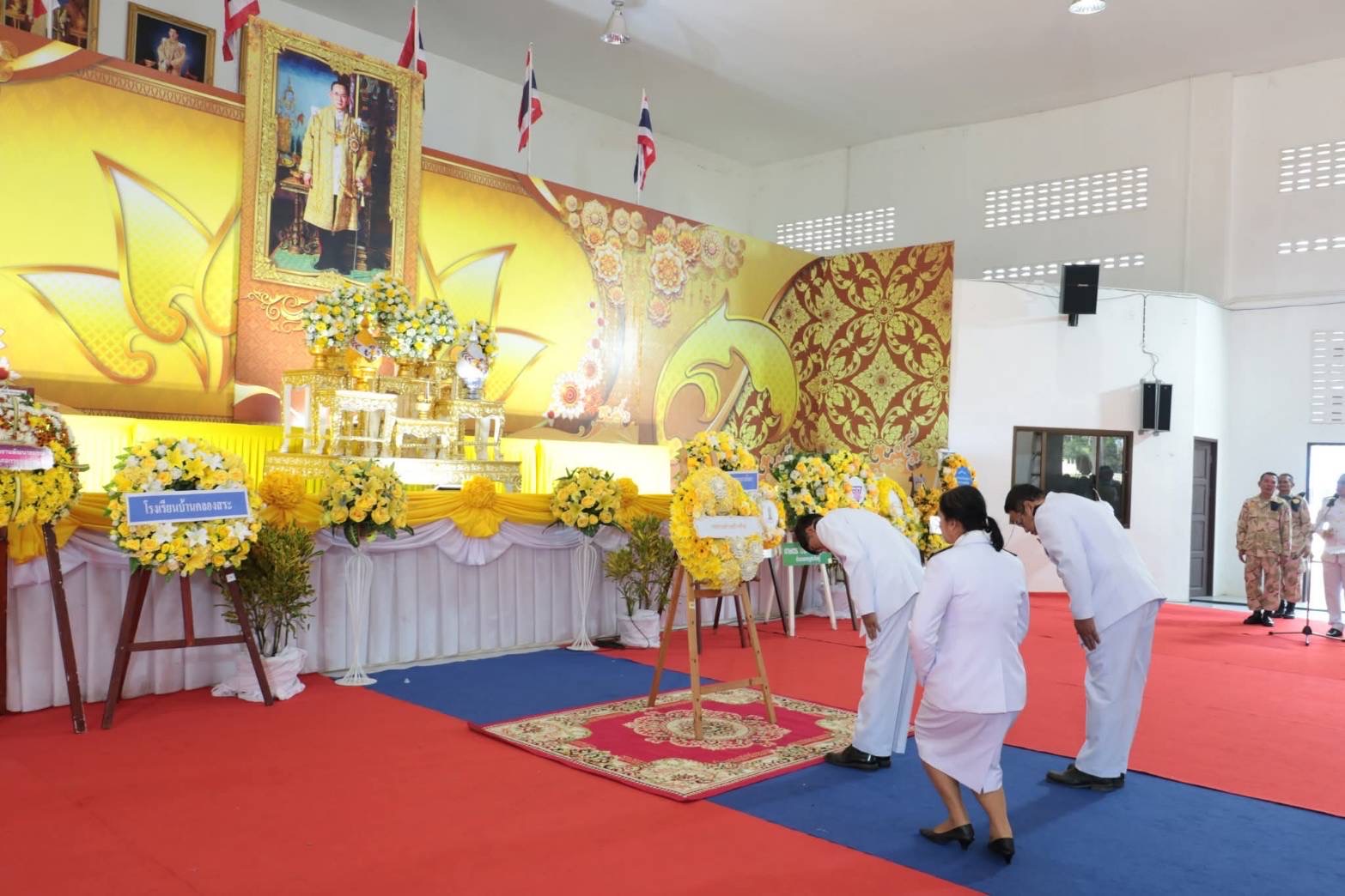 เมื่อวันที่ 13 ตุลาคม 2568 เวลา 06.30น.
นายชูชัย อุดมศรีโยธิน นายกเทศมนตรีตำบลช้างซ้าย มอบหมายให้ หัวหน้าส่วนราชการ พนักงานเทศบาลและเจ้าหน้าที่เทศบาล เข้าร่วมพิธีทำบุญตักบาตรและพิธีวางพวงมาลา เนื่องในโอกาสวันนวมินทรมหาราช 13ตุลาคม2568 เพื่อเป็นการน้อมรำลึกถึงพระมหากรุณาธิคุณในพระบาทสมเด็จพระบรมชนกาธิเบศร มหาภูมิพลอดุลยเดชมหาราช บรมนาถบพิตร ที่ทรงมีต่อปวงชนชาวไทย ณ ที่ว่าการอำเภอกาญจนดิษฐ์ จังหวัดสุราษฎร์ธานี