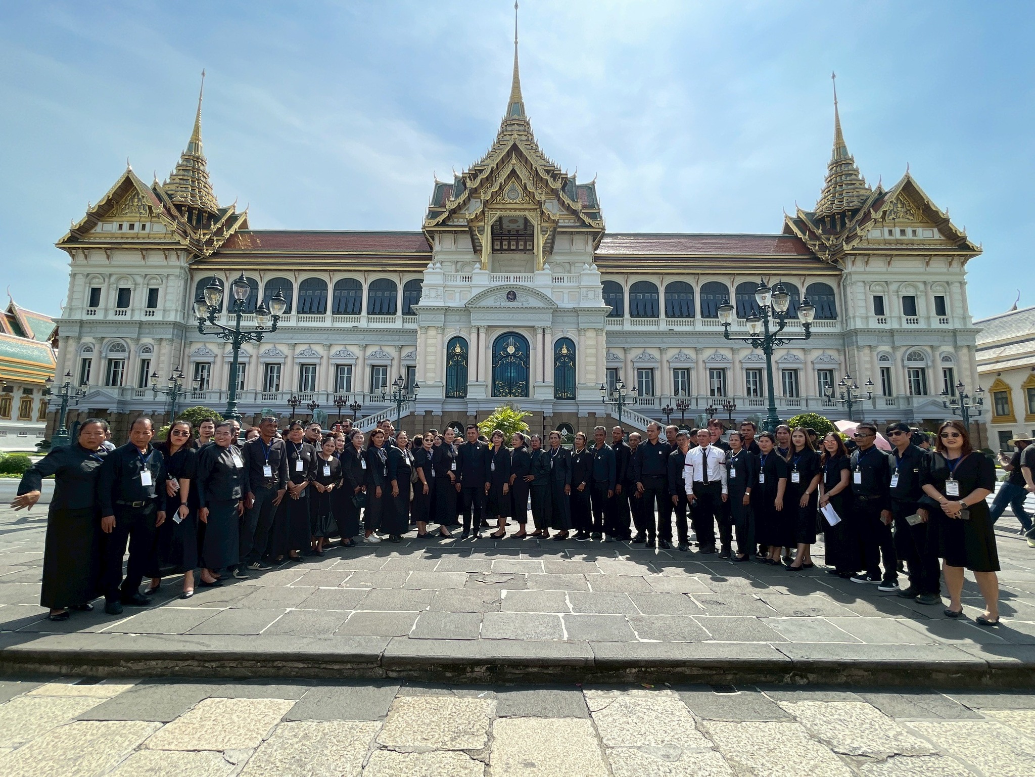 เข้าสักการะพระบรมศพสมเด็จพระนางเจ้าสิริกิติ์ พระบรมราชินีนาถ พระบรมราชชนนีพันปีหลวง